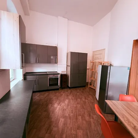 Budget I Ab 59 Eur I Fuer 1-2 Personen I Taegliche Reinigung Gemeinschaftsbereiche I Waschbecken Im I Xxl Gemeinschaftskueche-baeder I Wasch I Trockner I Homestay