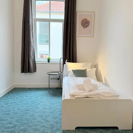 Budget I Ab 59 Eur I Fuer 1-2 Personen I Taegliche Reinigung Gemeinschaftsbereiche I Waschbecken Im I Xxl Gemeinschaftskueche-baeder I Wasch I Trockner I *