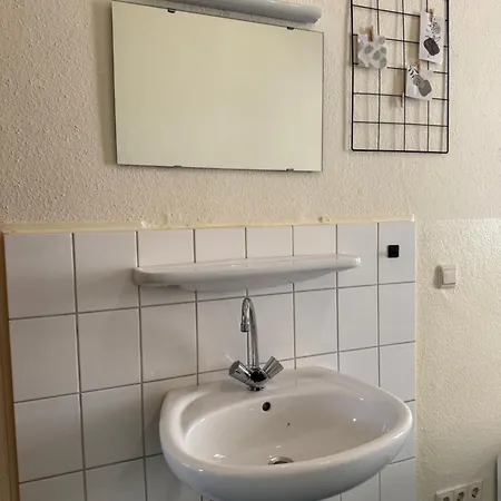 Budget I Ab 59 Eur I Fuer 1-2 Personen I Taegliche Reinigung Gemeinschaftsbereiche I Waschbecken Im I Xxl Gemeinschaftskueche-baeder I Wasch I Trockner I * Ibbenbueren