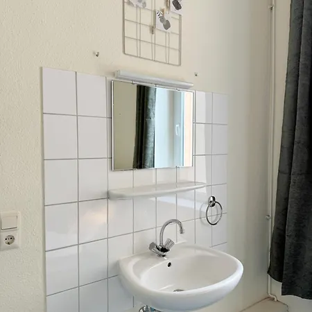 Budget I Ab 59 Eur I Fuer 1-2 Personen I Taegliche Reinigung Gemeinschaftsbereiche I Waschbecken Im I Xxl Gemeinschaftskueche-baeder I Wasch I Trockner I Homestay *