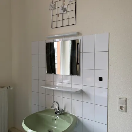 Budget I Ab 59 Eur I Fuer 1-2 Personen I Taegliche Reinigung Gemeinschaftsbereiche I Waschbecken Im I Xxl Gemeinschaftskueche-baeder I Wasch I Trockner I