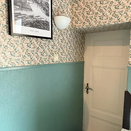 Budget I Ab 59 Eur I Fuer 1-2 Personen I Taegliche Reinigung Gemeinschaftsbereiche I Waschbecken Im I Xxl Gemeinschaftskueche-baeder I Wasch I Trockner I *