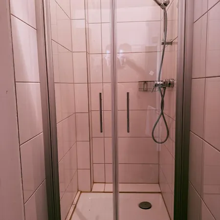 Budget I Ab 59 Eur I Fuer 1-2 Personen I Taegliche Reinigung Gemeinschaftsbereiche I Waschbecken Im I Xxl Gemeinschaftskueche-baeder I Wasch I Trockner I Ibbenbueren