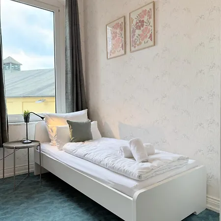 Budget I Ab 59 Eur I Fuer 1-2 Personen I Taegliche Reinigung Gemeinschaftsbereiche I Waschbecken Im I Xxl Gemeinschaftskueche-baeder I Wasch I Trockner I *