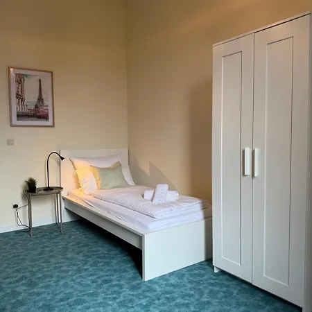 Budget I Ab 59 Eur I Fuer 1-2 Personen I Taegliche Reinigung Gemeinschaftsbereiche I Waschbecken Im I Xxl Gemeinschaftskueche-baeder I Wasch I Trockner I *