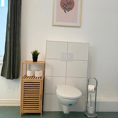 Homestay Budget I Ab 59 Eur I Fuer 1-2 Personen I Taegliche Reinigung Gemeinschaftsbereiche I Waschbecken Im I Xxl Gemeinschaftskueche-baeder I Wasch I Trockner I